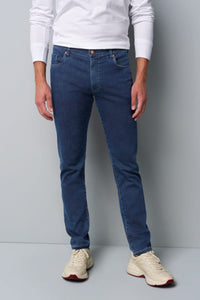 This denim in pleasantly soft organic cotton stands out with its exciting multicolour stitching. Thanks to the dark fabric, this playful detail is shown to its best advantage. In a slim fit and with individually hand-applied special effects, these denims will enhance both your business outfit and your leisure look. The super-stretch fabric provides maximum freedom of movement and the highest level of comfort. Made in a 100% climate neutral manner, FAIRLY & responsibly in our own European production faciliti