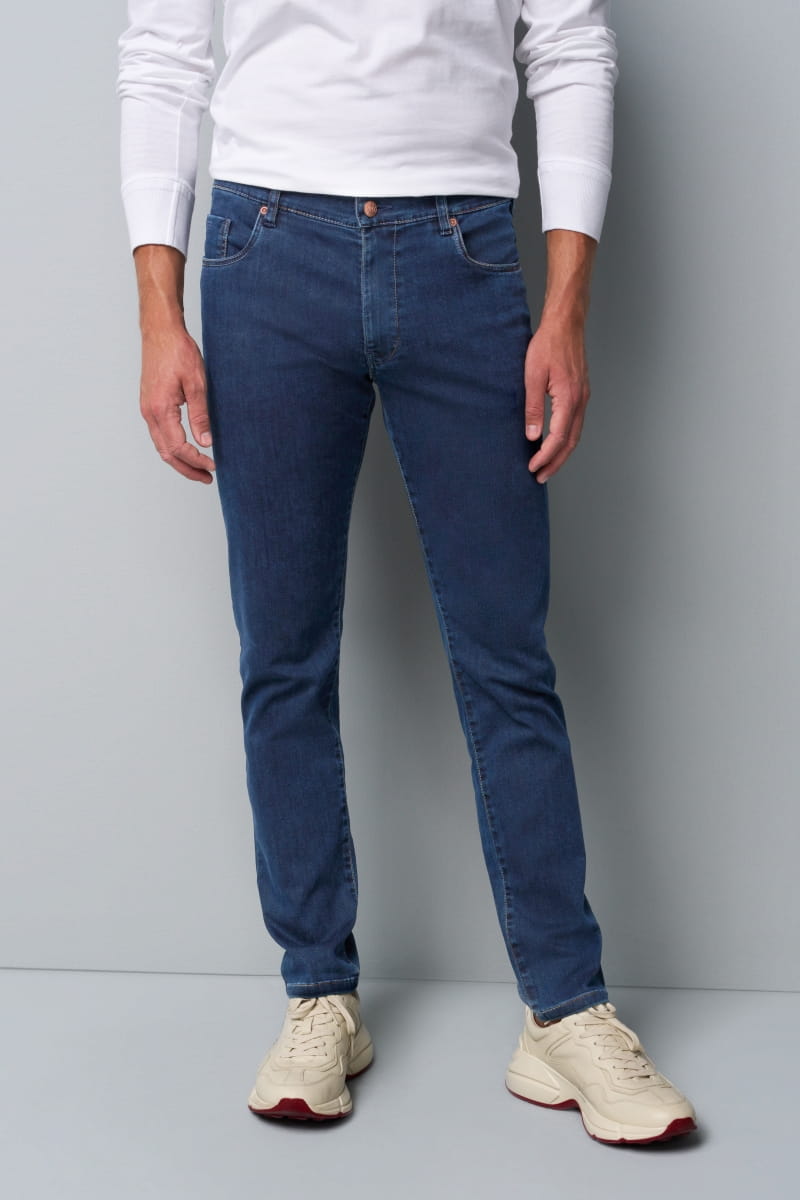 This denim in pleasantly soft organic cotton stands out with its exciting multicolour stitching. Thanks to the dark fabric, this playful detail is shown to its best advantage. In a slim fit and with individually hand-applied special effects, these denims will enhance both your business outfit and your leisure look. The super-stretch fabric provides maximum freedom of movement and the highest level of comfort. Made in a 100% climate neutral manner, FAIRLY & responsibly in our own European production faciliti
