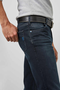 M|5&nbsp; Five pocket Stretch Demin Jean&nbsp;
The modern look in the regular fit design distinguishes this M|5 five-pocket design. The Fairtrade-certified masculine super stretch denim is crafted in our own factory which results in a natural, high-quality used look. The super stretch denim with its exceptional recovery features as well as our special round waistband finishing with an additional belt loop ensures unique high wearing comfort. Special details such as the jeans button, the coin pocket, an addi